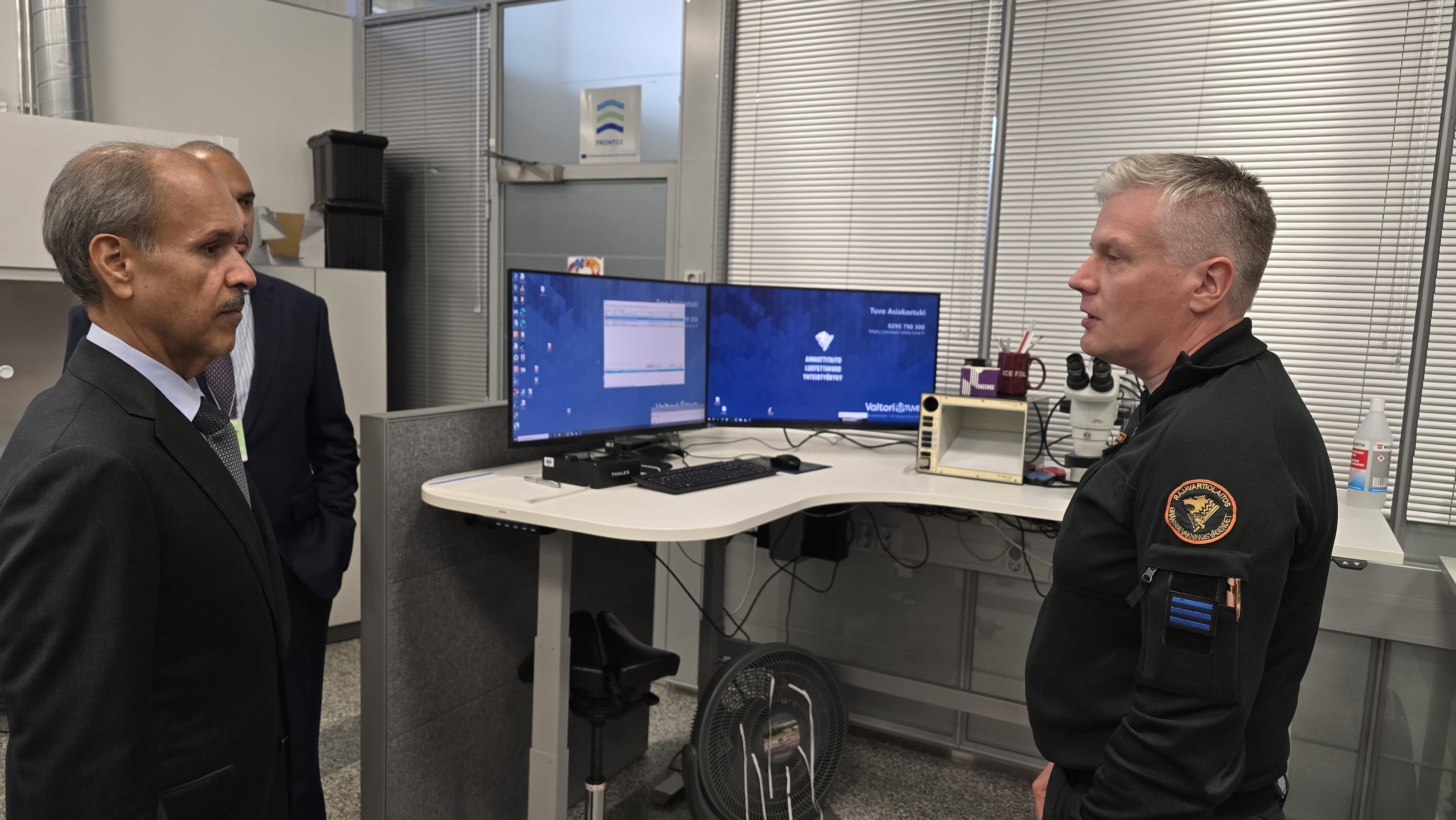 هشام بن عبدالرحمن آل خليفة يزور مطار هلسنكي في فنلندا و يطّلع على الأنظمة الحدودية الذكية<